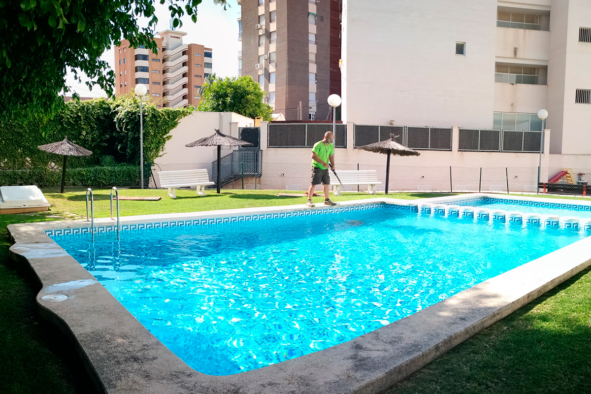 Lee más sobre el artículo ¿Cada cuánto debo hacer el mantenimiento de mi piscina? Guía práctica